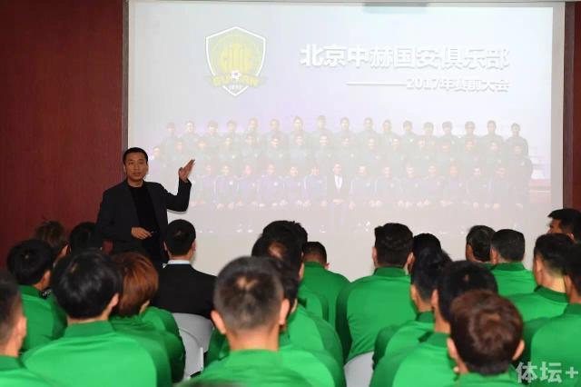 这一次“闪电侠的奔跑速度第一次超过了光速”，导演安迪·穆斯切蒂表示这也是“这部电影最令人兴奋之处”！成功回到过去的闪电侠巴里本以为能够在不知不觉间改变历史轨迹、拯救母亲命运，却没想到也因此改变了未来的宇宙走向，反派佐德将军的到来引发了巨大浩劫，闪电侠如何面对自己导致的灾难，危机面前又会有怎样的蜕变，着实令人期待！欢乐小闪超光速登场 观众称“爆笑数十次”电影《闪电侠》日前举办中国首映派对，口碑大爆，获得媒体、影迷力赞，被誉为“笑泪横飞的年度DC神作”！松弛幽默且极具个人化特性的人物设计赢得了观众的好评与认可，两个宇宙里的闪电侠既有共通点，又有脾气秉性截然相反的迥异表现，碰撞出无数笑料与高能名场面，强大的角色张力让观众直呼“包袱满满，至少戳到我10次笑点”、“插科打浑的闪电侠魅力值一百分，幽默人设屹立不倒”，甚至让观众零距离带入社畜人设感同身受，“闪电侠随时要被电话呼叫解决危机的劳碌命有点似曾相识的扎心”！不仅如此，作为一名新手英雄，影片给予了闪电侠充足的空间展现个人成长与改变，用细腻笔触描摹了一个全新的另类英雄，制片人芭芭拉·穆斯切蒂介绍称：“他是个更欢乐的角色，他拥有速度力量和光明，同样他的情绪也会大起大落